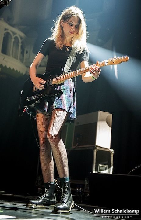 Ellie Rowsell, Chicas Punk Rock, Women Converse, Chica Punk, Wolf Alice, Converse Outfit, Women Of Rock, Prize Winning, Guitar Girl