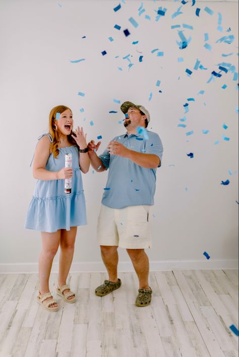 Studio Gender Reveal Photos, Gender Reveal Confetti, Gender Reveal With Confetti, Maternity Shoot Gender Reveal, Gender Reveal Photoshoot Balloons, Gender Reveal Photoshoot Confetti, Gender Reveal Pictures, Confetti Gender Reveal, Gender Reveal Unique