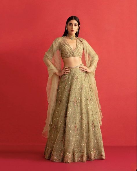 Looking for something smashing to slay your musical night? Check out these trendy Sangeet Lehenga designs that would totally inspire your look for the night! Lehenga Dupatta Draping Style Net, Net Dupatta Draping Styles, Dupatta Draping Style, Lehenga Dupatta Draping Style, Dupatta Draping Styles, Trendy Lehenga, Dupatta Draping, Draping Styles, Ridhi Mehra