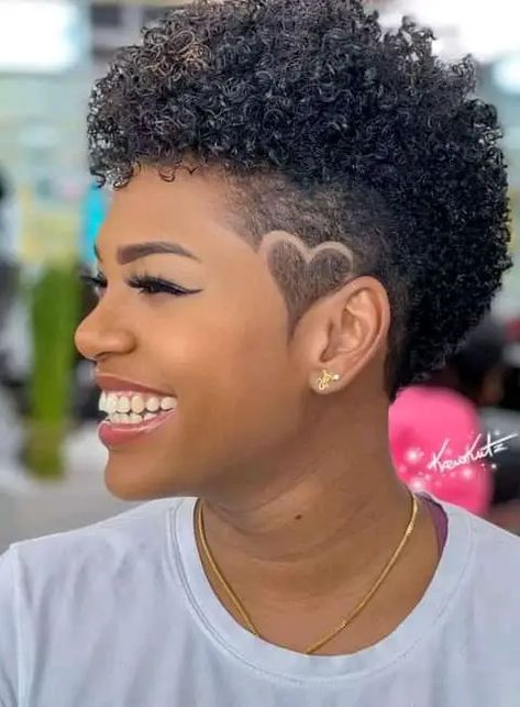 Yakoema Fashion, Natural Hair Haircuts, Short Hair Designs, Short Shaved Hairstyles, Music Prints, Shaved Side Hairstyles, Shaved Hair Designs, Tapered Natural Hair, Natural Hair Cuts