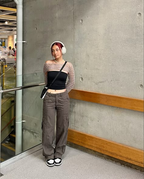 Baguio Outfit Ideas Street Styles, How To Style A Shrug Sweater, Styling Crochet Shrug, Shrug Crochet Outfit, Crochet Shrug Outfit Aesthetic, Styling Shrugs, White Shrug Outfit, How To Style A Shrug, Baguio Outfit Ideas