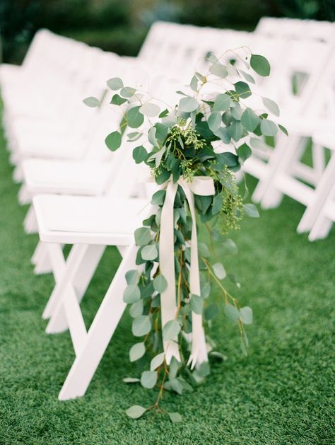 Arizona Scenery, White Folding Chairs, Wedding Arizona, Wedding Isles, Wedding Ceremony Ideas, Tafel Decor, Aisle Flowers, Wedding Aisle Decorations, Arizona Desert