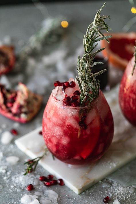 Pomegranate Palomas are the most festive drink to enjoy this holiday season! They're made with freshly squeezed grapefruit juice, pomegranate juice, lime juice, tequila, homemade cinnamon simple syrup, and a splash of soda water! They're easily made in a cocktail shaker, or they can be made pitcher-style for a crowd too. #paloma #pomegranate #cocktail #entertaining #festive #christmas Pomegranate Paloma, Empress Gin, Ginger Beer Cocktail, Pomegranate Cocktails, Gin Fizz Cocktail, Paloma Recipe, Cinnamon Simple Syrup, Gin Cocktail Recipes, Christmas Cocktail