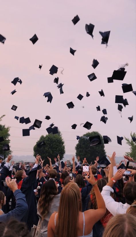 Throwing Graduation Caps Aesthetic, Vision Board Photos 2025 Graduation, New Vision Board, Graduation Athstetic, Vision Board Photos Good Grades, Graduation Pictures Vision Board, Vision Board Photos Pictures Aesthetic, Year Board Aesthetic, Graduation Throwing Caps