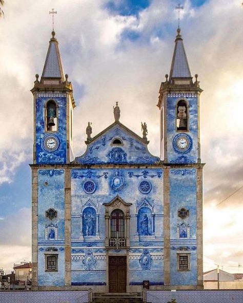 Lisbon 🇵🇹 Lisboa Travel | Hotels | Food | Tips on Instagram: "Step into a world of serenity with Portugal's stunning Blue architecture by @donzsy ✨💙 💡These glazed blue ceramic tiles from the 14th century decorate the streets, buildings, and monuments of Portuguese cities. The azulejo is also commonly displayed in Portuguese homes, as well as train stations, restaurants, and fountains. 👉🏻Share this with someone who wants to travel to Portugal! 😍 📸: @donzsy 📍Cortegaça, Aveiro 📍Aveiro 📍Estação S. Bento - Porto 📍Porto 📍Porto 📍Sintra" Travel To Portugal, Blue Architecture, Hotel Food, Train Stations, Portugal Travel, Food Tips, 14th Century, Blue Ceramics, Train Station