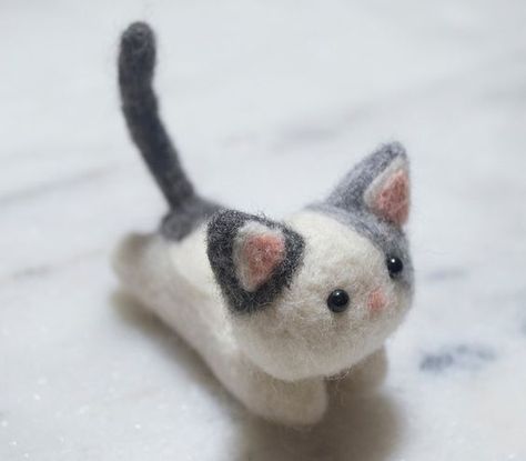 Felt Needling Animals, Needle Felted Cute Animals, Small Needle Felting Ideas, Felting Cats Tutorial, Needle Felting How To, Needle Felting Cat Tutorial, 3d Needle Felting, Needle Felting Cats, Needle Felt Toys