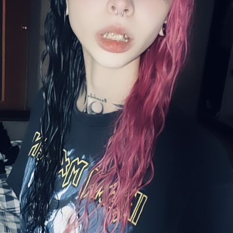 split pink and black hair alt girl Half Black Half Pink Hair, Pink And Black Split Dye, Half Pink Half Black Hair, Pink And Black Hair, Split Dye, Pink Dip Dye, Black Hair Aesthetic, Split Dyed Hair, Pink Hair Dye