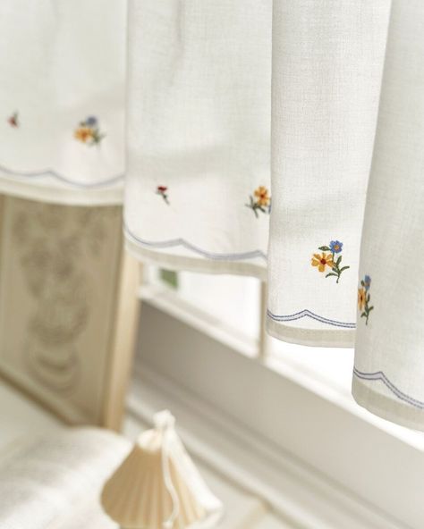 #mdc textile Cortinas Country, Cafe Curtains Kitchen, Cottage Curtains, Half Curtains, Kitchen Window Curtains, Cute Curtains, Flower Curtain, Vintage Curtains, Kitchen Curtain