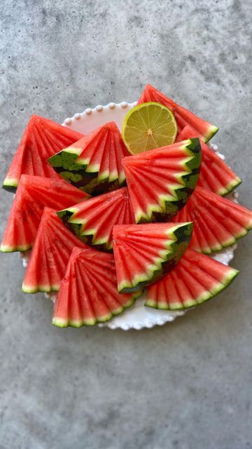 Watermelon Platter Ideas, Watermelon Slices For Party, Watermelon Display Ideas, Watermelon Presentation, How To Cut A Watermelon, Watermelon Serving Ideas, Ways To Serve Watermelon, Watermelon Platter, Tea Party Savory