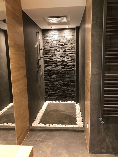 Stone shower Walk In Shower No Door No Glass Layout, Natural Shower Design, Luxury Big Bathroom, Stone Shower Bathroom, Stone Washroom, Modern Stone Bathroom, Natural Stone Bathroom Ideas, Stone Shower Ideas, Luxury Shower Ideas