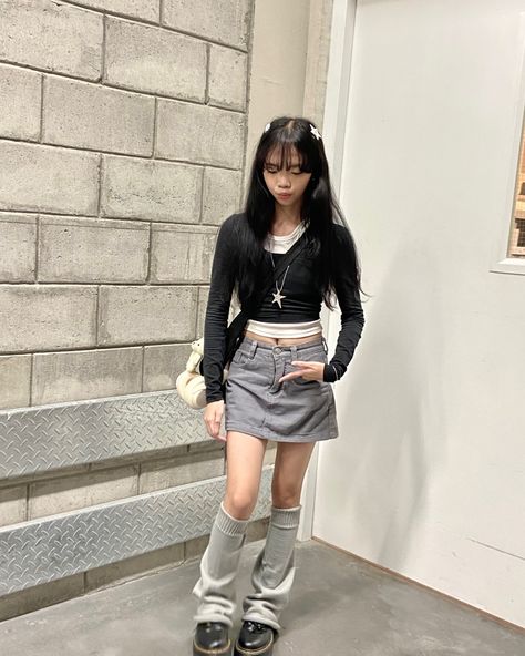 acubi fashion, outfit inspo, black and white aesthetic, ikf t1 headphone White And Black Aesthetic Outfit, Outfits With Black Headphones, Acubi Grey Skirt, Fashion Inspo Outfits Y2k, Fitted Black Dress Outfit, Acubi Casual Outfits, Aesthetic Acubi Outfits, Asian Skirt Outfits, Ive Outfits Kpop