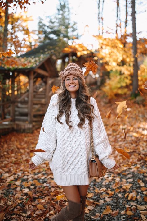 How cozy and cute is this sweater dress from H&M?!?! Fall Evening, Cute Thanksgiving Outfits, Estilo Indie, Sweater Dress Outfit, Cable Knit Sweater Dress, Fall Photoshoot, Trendy Fall Outfits, Cute Fall Outfits, Thanksgiving Outfit