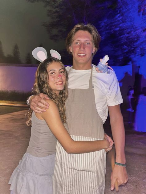 Ratatoullie Halloween Costumes, Remy And Linguini Costume Couple, Ratatouille Couple Costume, Brunette Couple Halloween Costumes, Couple Halloween Costumes Ideas, Disney Couples Costumes, Ratatouille Costume, Best Halloween Costumes For Couples, Disney Couple Costumes