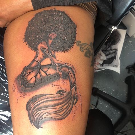 Black Mermaid Tattoo, Boyfriend Name Tattoos, Mermaid Tattoo Designs, Scar Tattoo, African Tattoo, Ocean Tattoos, Black Mermaid, Mermaid Tattoo, Black Person