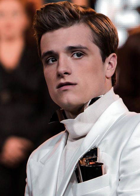 Peta Hunger Games Josh Hutcherson, Peeta Mellark Mockingjay, Peeta Bread, Hunger Games Costume, Hunger Games Peeta, Party City Costumes, Katniss And Peeta, Hunger Games 3, Peeta Mellark