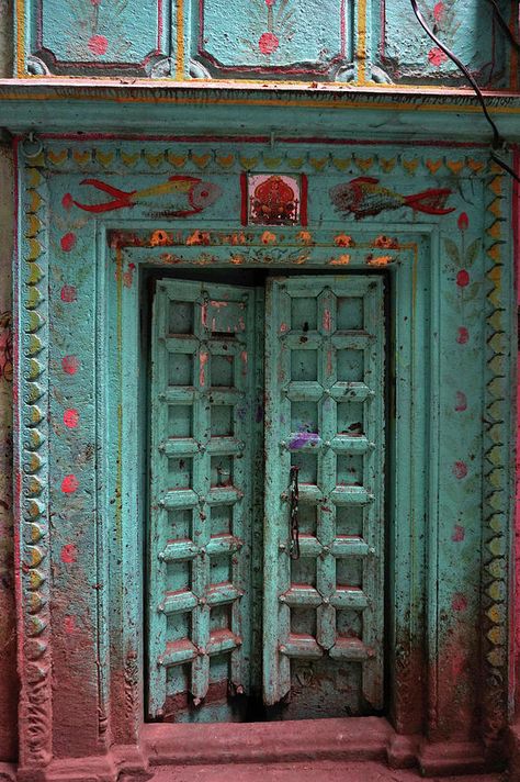 Old Door Aesthetic, Indian Mood Board, Varanasi Photography Beautiful, Desi Photography, Varanasi Photography, Restaurant Mood Board, Colorful Eclectic Living Room, Little India Singapore, Street Food Design