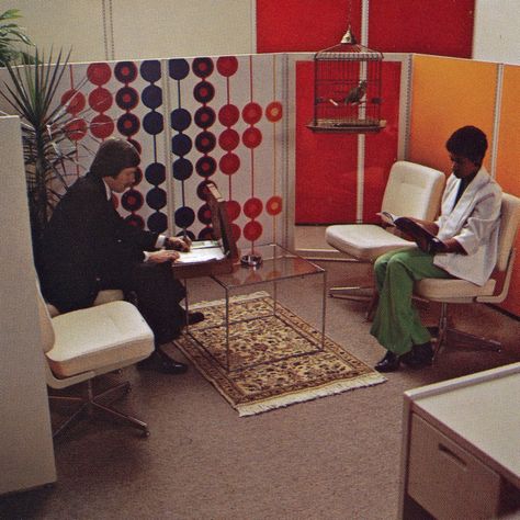 14 pictures of early office cubicles & retro open plan office layouts (1975) #vintage #retro #70s #seventies #officecubes #oldoffices #business #offices #clickamericana Retro Waiting Room, Rompus Room, 70s Office, Modern Futurism, Vaporwave Room, Open Plan Office, Office Layouts, Office Cubicles, Futuristic Designs