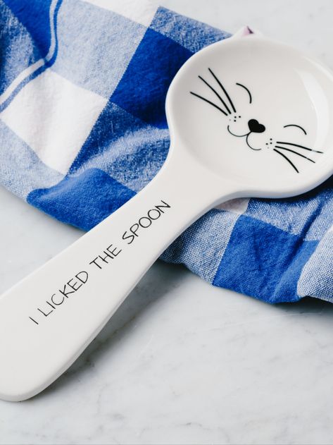 Cat Spoon Rest, Christmas Spoon Rest, Clay Homemade, Spoon Rest Pottery, Pottery Spoons, Paint Pottery, Painted Spoons, Cat Spoon, Spoon Art