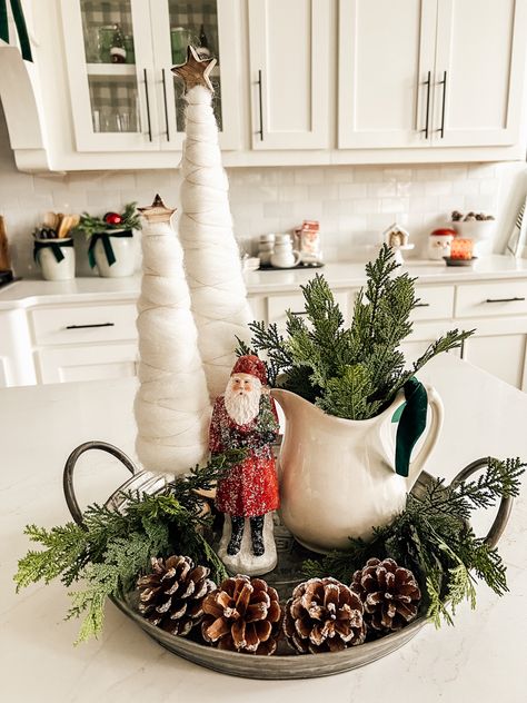 Simple Christmas Mantle Ideas, Christmas Kitchen Decor Ideas Simple, Christmas Thrift, Modern Christmas Decor Ideas, Christmas Vignette, Vintage Christmas Crafts, Christmas Vignettes, Modern Christmas Decor, Dekor Diy