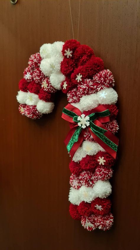 Pompom Christmas Wreath, Pompom Christmas Decorations, Christmas Pompom, Christmas Pom Pom Crafts, Christmas Things To Do, Diy Christmas Wreaths Ideas, Christmas Wreaths Ideas, Diy Christmas Wreaths, Wreaths Ideas