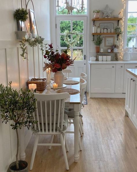 Cottage Interiors Dining Room, Cottage Kitchen With Table, Small Cottage Dining Room Ideas, English Cottage Style Dining Room, Cottage Core Dining Room Ideas, Cozy Cottage Dining Room, English Cottage Dining Room, Cottage Core Dining Room, Cottage Dining Room Ideas