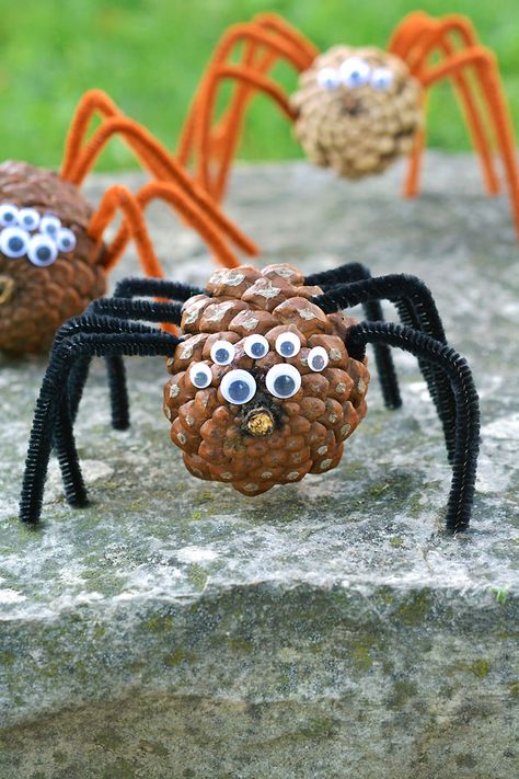 This pine cone spider is SO EASY to make! It's such a great craft for fall and Halloween, and both kids and adults will love how cute and creepy it looks as a Halloween decoration. All you need is a pinecone, pipe cleaners, and some googly eyes! Spider Craft, Easy Halloween Craft, Uhyggelig Halloween, Bricolage Halloween, Pinecone Crafts, Halloween Crafts Preschool, Cute And Creepy, Spider Crafts, Fall Arts And Crafts