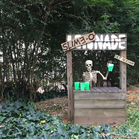 Skeleton Lemonade Stand, Halloween Stand Ideas, Halloween Lemonade Stand, Saw Halloween, Diy Halloween Candy, Halloween Maze, Halloween Diy Outdoor, Spooky Halloween Party, Halloween Props Diy