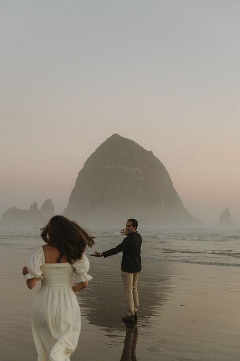 When you visit a specific location more than once, it can start to become familiar. After returning to the same spot, what if we instead started treasuring it even more? That’s my relationship with the Oregon Coast. As I revisit with a different couple I always value it in a newly found way. See how we captured this Cannon Beach sunset couples session in a brand new light! Cannon Beach Picture Ideas, Cannon Beach Oregon Photoshoot, Canon Beach Photoshoot, Oregon Beach Photoshoot, Oregon Coast Engagement, Cannon Beach Couple Photos, Cannon Beach Photoshoot, Beach Cliff Photoshoot, Rainy Beach Couple Photoshoot