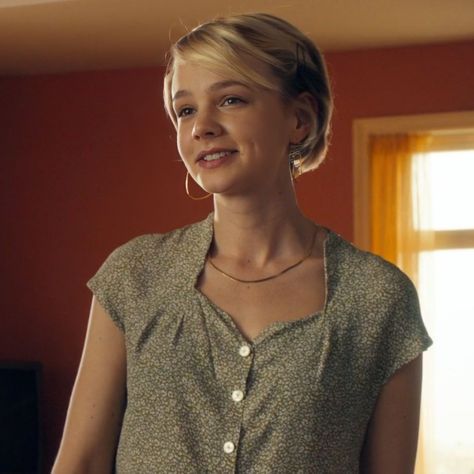 Carey Mulligan as Irene Gabriel #drive #carreymulligan #carreymulliganicon #irenegabriel #irenegabrielicon #movie #film Carey Mulligan Hair, Nerd Fashion, Carey Mulligan, Long Pixie, New Haircuts, Hair Stuff, Photos Of Women, Girl Crushes, Love Hair