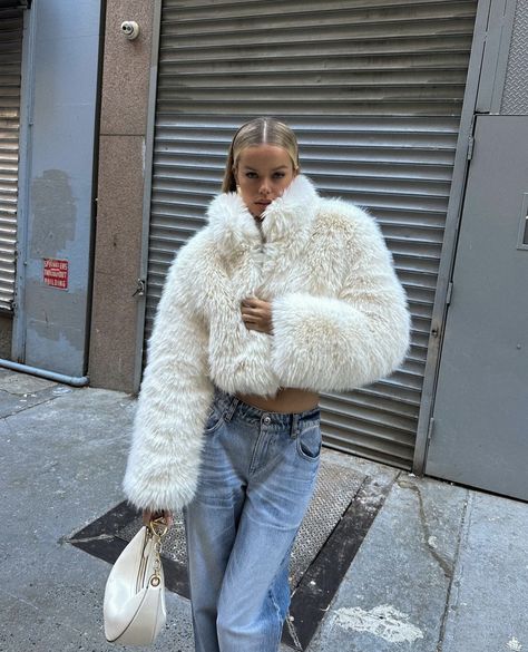 White Faux Fur Jacket Outfit, Fur Jacket Outfits, White Fur Coat Outfit, Fluffy Jacket Outfit, Faux Fur Jacket Outfit, Fur Jacket Outfit, White Fur Jacket, Chic Fits, White Faux Fur Jacket