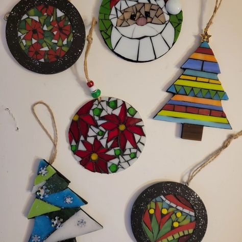 Mosaic Christmas Ornaments, Mosaic Tiles Diy, Crafts 2024, Tiles Diy, Mosaic Christmas, Christmas Mosaics, Mosaic Art Projects, Mosaic Pictures, Mosaic Ideas