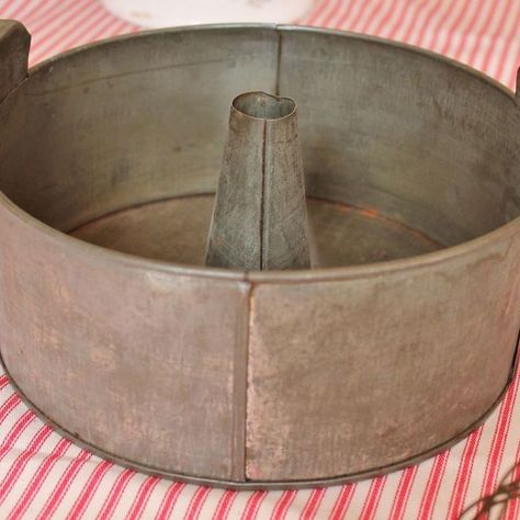 Angel Food Cake Pan, Repurposed Items, Vintage Junk, Angel Food, Cake Tins, Unique Crafts, Easy Crafts For Kids, Vintage Cake, Recycled Crafts