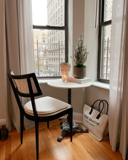 French Apartment, Apartment Dining Room, Small Apartment Interior, Deco Studio, Guest Bedroom Decor, Cane Dining Chair, Home Decor Hooks, Apartment Style, Studio Apartment Decorating