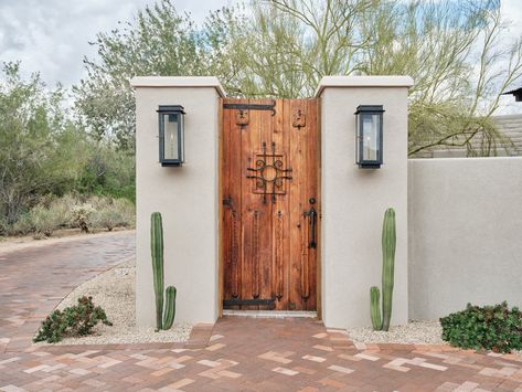 Two Entrances On Front Of House, Courtyard Entryway Front Entry, Modern Adobe House, Modern Santa Fe Style, Entrance Courtyard, Modern Adobe, Courtyard Entrance, Adobe Interior, Adobe Home