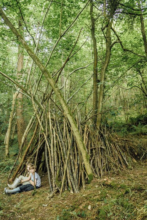 How To Build A Fort Outside, Building With Sticks, Stick Fort, Den Building, Outdoor Forts, Fort Ideas, Kids Camping Gear, Kids Forts, Tree Fort