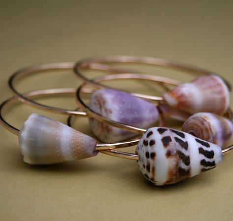 Shell Bangles, Hawaiian Crafts, Seashell Jewelry, Shell Jewelry, Sea Glass Jewelry, Cute Jewelry, Craft Gifts, Beach Pictures, Jewelry Crafts