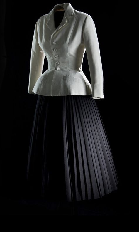 Dior Bar suit, spring/summer 1947 Prinses Margaret, Dior Designer Of Dreams, Dior New Look, Christian Dior Designer, Miniature Dress, Vintage Suit, Cecil Beaton, Dior Designer, Dior Haute Couture