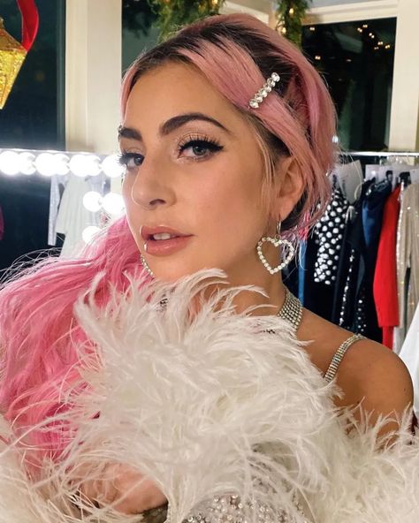 Red Carpet Makeup | GRAZIA Magazine |We Can't Stop Staring At Lady Gaga In This Holiday Makeup Lady Gaga Tattoo, Lady Gaga Makeup, Lady Gaga Fashion, Lady Gaga Photos, Lady Gaga Pictures, Mother Monster, Glam Room, Rainbow Hair, Elton John