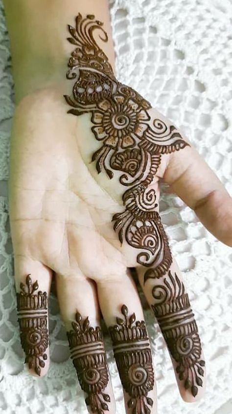 Finger Mehndi Style, Short Mehndi Design, Front Mehndi Design, Mehndi Designs Bridal Hands, Beginner Henna Designs, Mehndi Designs For Kids, Very Simple Mehndi Designs, Simple Mehndi Designs Fingers, Engagement Mehndi Designs