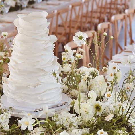 Lauren Burke Wedding, Lauren Burke, When I Get Married, Wedding Cakes Vintage, Wedding Aesthetic, Magical Wedding, Wedding Tablescapes, Cake Table, I Got Married