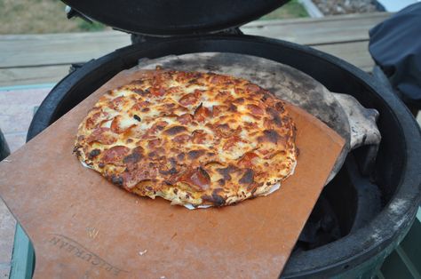 Green Egg Pizza, Big Green Egg Pizza, Egg Pizza Recipes, Outdoor Pizza Oven Recipes, Big Green Egg Smoker, Big Green Egg Outdoor Kitchen, Smoked Pizza, The Green Egg, Green Egg Bbq