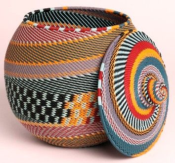 telephone basket w lid Weaving Diy, Afrikaanse Kunst, African Home Decor, Diy Basket, African Decor, Wire Basket, African Baskets, Wire Baskets, African Design