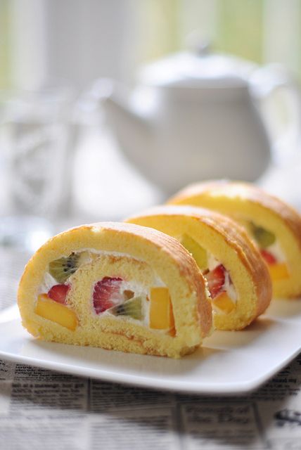 Rollo de fruta Fruit Roll Cake, Roulade Cake, Rolled Cake, Fruit Recipe, Cake Roll Recipes, Fresh Fruit Recipes, Fruit Roll, Roll Cake, Cake Roll