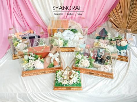 SESERAHAN • MAHAR - BALI di Instagram "Percantik hari pernikahanmu dengan seserahan kreasi kita.. Syancraft menyewakan kotak & jasa hias seserahan dengan menggunakan bunga…" Box Hantaran, Hantaran Pernikahan, Bridal Gift Wrapping Ideas, Dessert Gifts, Gold Tray, Wedding Needs, Wedding Gifts Packaging, Handmade Birthday Gifts, Baby Gift Hampers