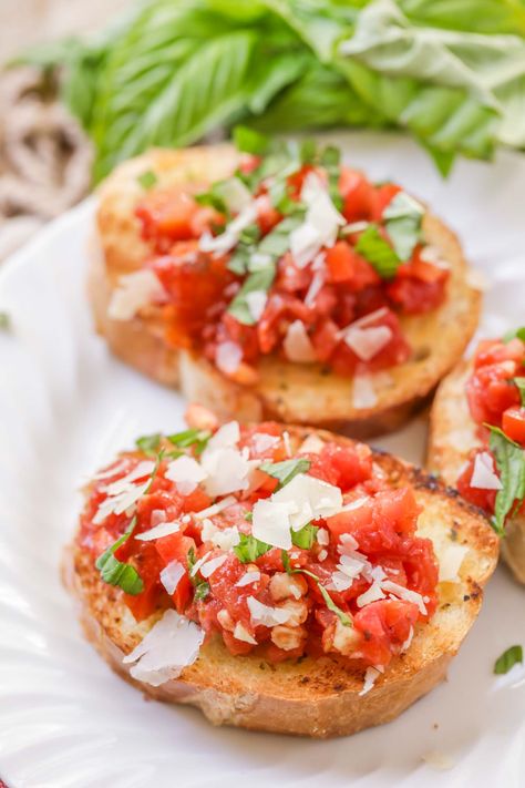 This yummy Homemade Bruschetta is quick, simple and perfect for any party! It takes just 5 ingredients and is the perfect appetizer for any occasion. Bruschetta Bread, Picknick Snacks, How To Make Bruschetta, Easy Bruschetta Recipe, Bruschetta Appetizer, Homemade Bruschetta, Easy Bruschetta, Lil Luna, Bruschetta Recipe