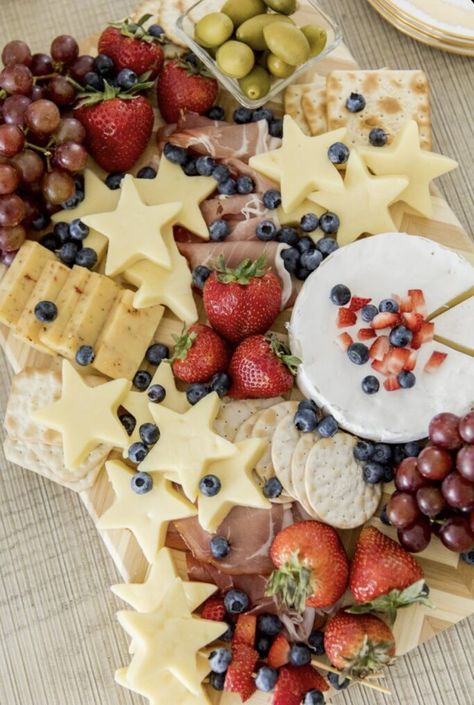 We are sharing a fun seasonal charcuterie and snack board idea perfect for the 4th of July! This will sure to be a hit for any party or happy hour! Star Shaped Party Food, Star Party Food Ideas, Eclipse Themed Charcuterie, Star Shaped Appetizers, Star Charcuterie Board Ideas, Patriotic Cheese Board, Star Shaped Food Ideas, July Fourth Food Ideas, Firework Themed Food