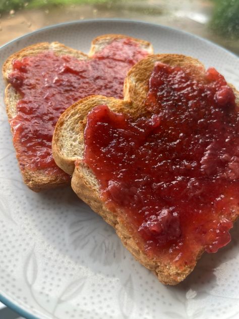 Strawberry Jam Toast on a Plate Toast Ideas For Kids, Cool Breakfast Ideas, Healthy Toast Ideas, Aesthetic Toast, Jelly Aesthetic, Cool Breakfast, Nook Breakfast, Savory Toast, Jam Aesthetic