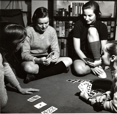 1950s Playing Cards | Students play cards in the dorms, 1950… | Flickr 1950s Girls, 1950s Photos, Preppy Inspiration, Fashion Leaders, Card Photography, Retro Ideas, Vintage Life, Candid Photography, The 1950s