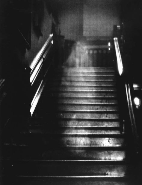 Haunted House Stories, Real Ghost Photos, Ghost Pics, Country Life Magazine, Spirit Photography, Paranormal Photos, Ghost Sightings, Paranormal Stories, Real Ghost