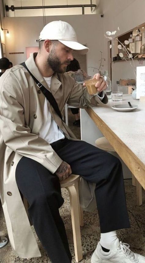 Trench Coat Street Style Men, Burberry Coat Outfit, Mens Trench Coat Outfit, Burberry Trench Coat Outfit, Trench Coat Street Style, Winter Fashion For Men, Winter Fashion Men, Trench Outfit, Style Trench Coat